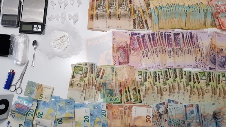 U kap me doza kokaine gati për shitje, në pranga 39-vjeçari në Durrës, në shtëpi i gjetën 400 mijë lekë 