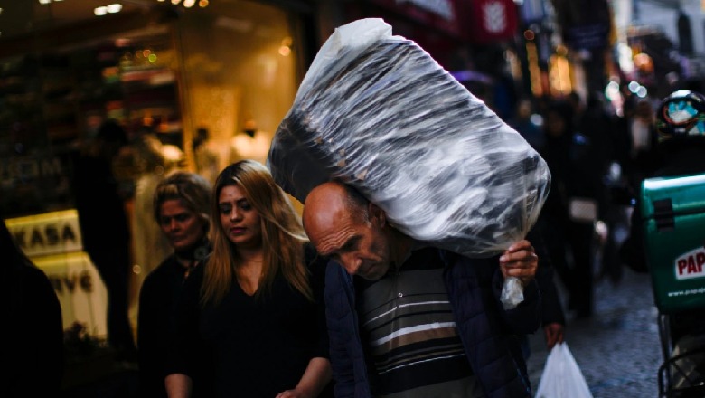 “Nuk e meritojmë këtë”: Inflacioni godet rëndë njerëzit në Turqi