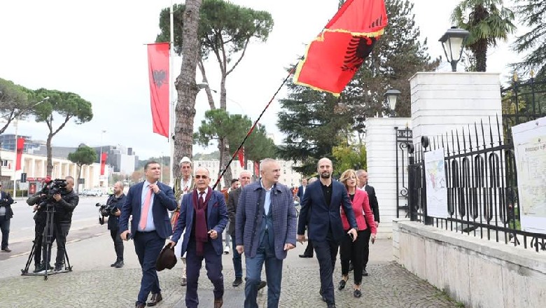 Ekspozita për Çamërinë në Presidencë, Ambasada greke: Provokim! Përgjigjet Meta: S'iu jap llogari juve, por vetëm Kuvendit dhe popullit shqiptar