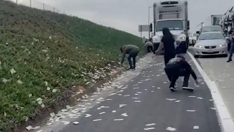 Hapen dyert e pasme të një kamioni të blinduar banke, 'shi me para' në një autostradë në San Diego (VIDEO)