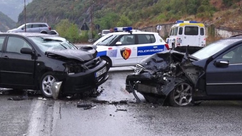 Aksident në aksin Elbasan-Peqin, plagosen dy shoferët dhe pasagjerja