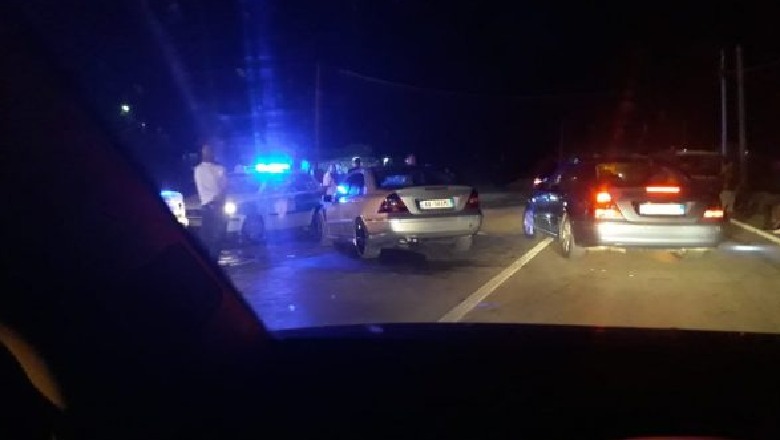 Aksident në Vlorë, makina përplaset me motorin! Plagoset një person, policia në vendngjarje