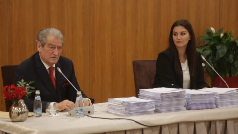 Delegatja tregoi se i falsifikuan firmën në ‘Foltoren’ e Berishës, reagon Garo: Vetëm 2 ishin të pakonfirmuara dhe i hoqëm nga lista