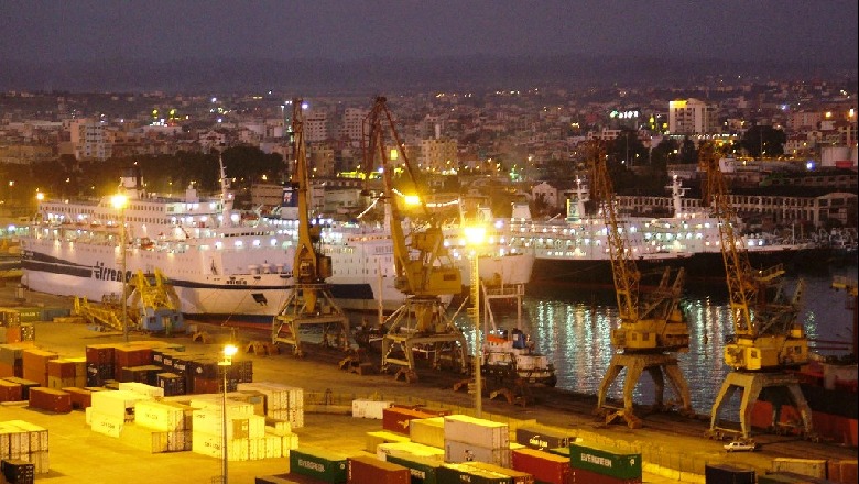 Përkeqësohet moti, pezullohet lundrimi nga Porti i Durrësit drejt Barit dhe anasjelltas