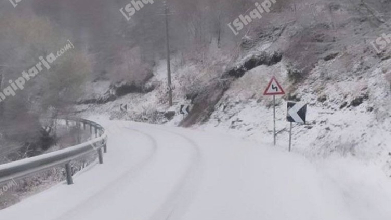 Korçë, rikthehen reshjet e dëborës në Dardhë! Zbardhen për herë të parë për këtë vit malet 