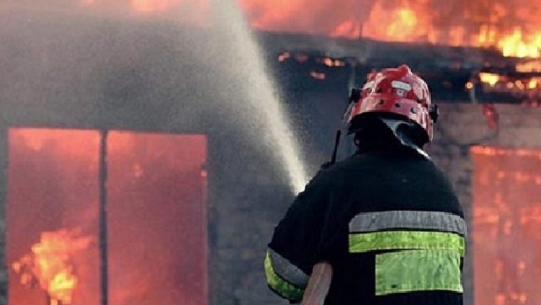 Përfshihet nga flakët një lokal në Elbasan, shkak i zjarrit një shkëndijë elektrike