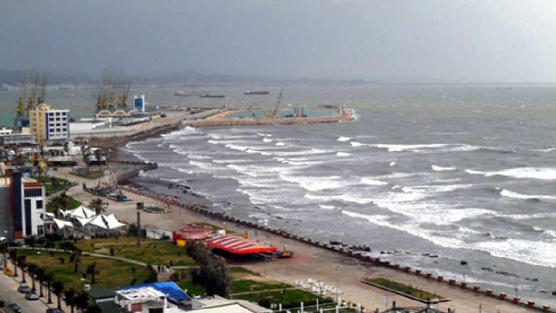 Shi dhe erë e fortë, porti i Durrësit ndalon lundrimi i mjeteve të vogla dhe ato të peshkimit, nisja dhe mbërrija me vonesë e trageteve të udhëtarëve