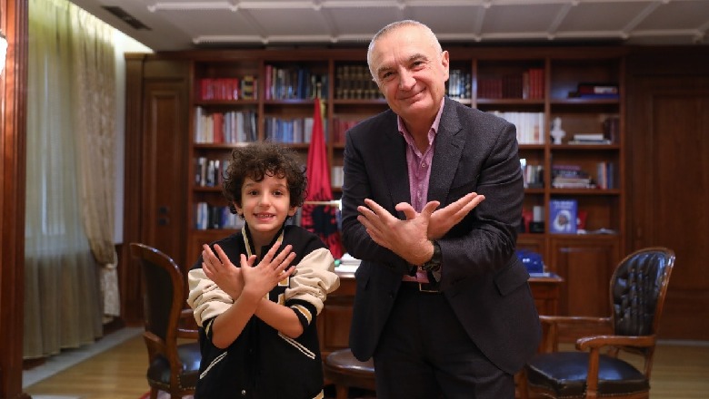 Me nipin e Ibrahim Rugovës dhe duart në formën e shqiponjës, Meta uron 109-vjetorin e Pavarësisë: Gëzuar shqiptareve kudo që ndodhen