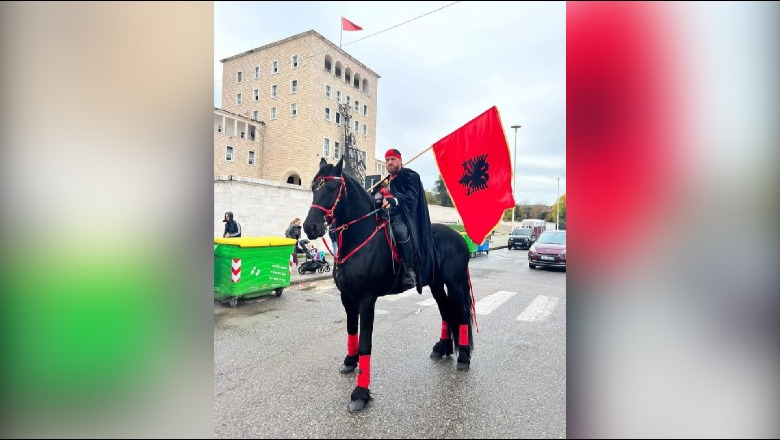 FOTO-LAJM/ Dita e Pavarësisë, ish-anëtari i RENEA-s vesh kalin kuq e zi dhe bën paradë në sheshin 'Nënë Tereza'