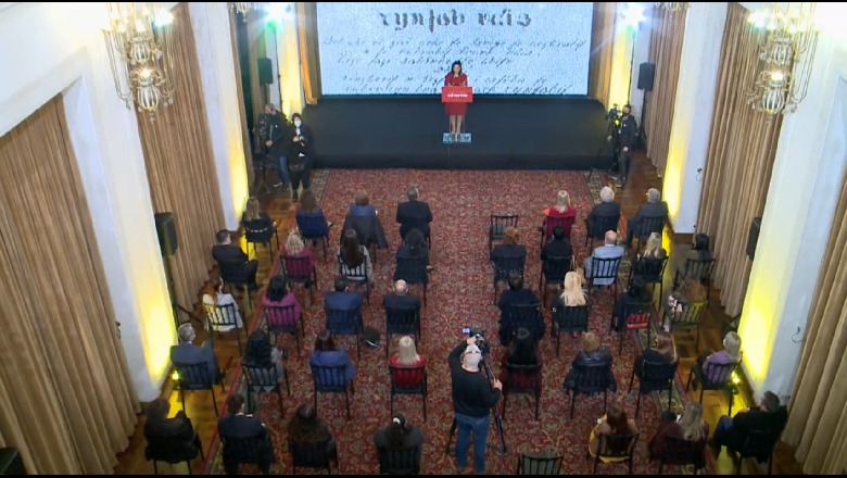 'Një gjuhë, një abetare'/ Nikolla: Dita e Alfabetit të jetë Ditë Kombëtare! Ministrja Arsimit: Nga viti i ardhëm Kosova dhe Shqipëria një abetare të njëjtë