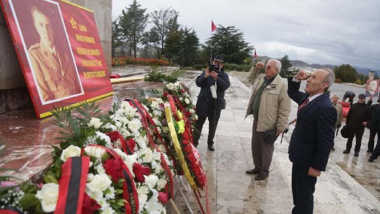 77-vjetori i Çlirimit të Shqipërisë, nuk mungojnë nostalgjikët e Enver Hoxhës! Nderojnë me grusht dëshmorët, në Shkodër dhe Vlorë së bashku në ceremoni me zyrtarët lokalë