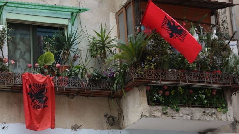 FOTOT/ Tirana ‘vishet’ kuqezi, flamuj që valëviten nëpër ballkone dhe zbukurime që stolisin kryeqytetin, zbuloni fotografitë më të veçanta 