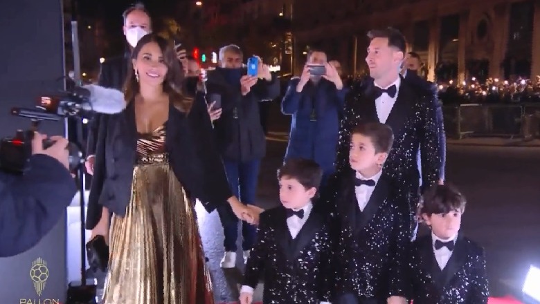Ceremonia e 'Topit të Artë', Messi parakalon në tapetin e kuq me familjen, shkëlqen Antonela