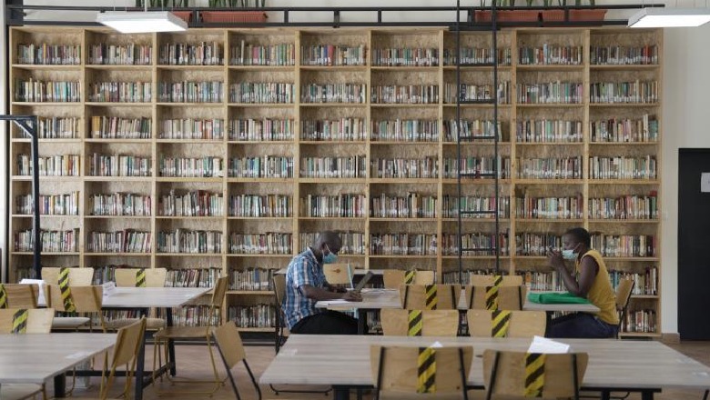 Rimëkëmbja e epokës koloniale! Kush janë gratë që po restarurojnë bibliotekat e rrënuara të Kenias?