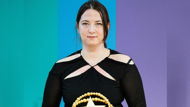 Pas Luis Vuitton, shqiptarja Nensi Dojaka shpallet stilistja e vitit në Britaninë e Madhe 