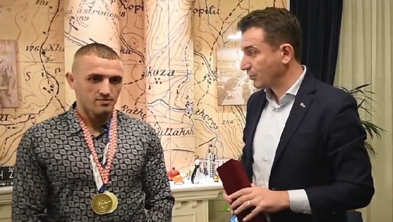  Veliaj i dorëzon Kullën e Sahatit kampionit Botëror të Boksit Alban Beqiri: Shumë krenar për klubin e Tiranës