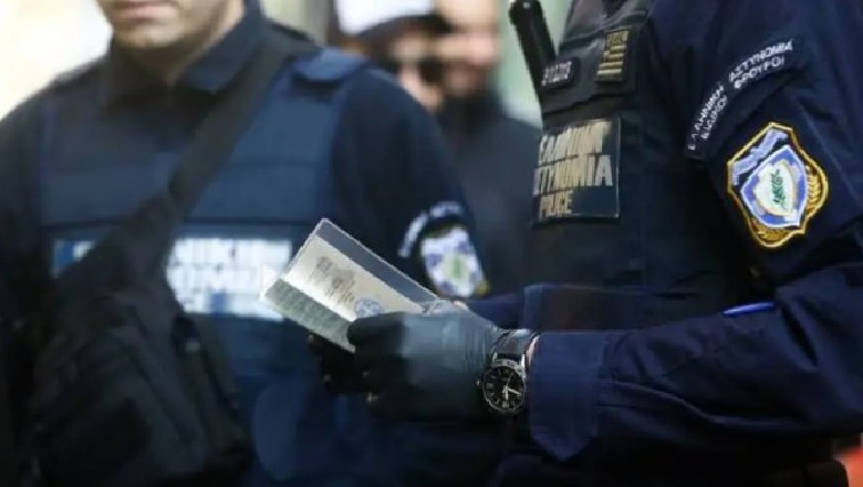 Falsifikonin pasaporta për kriminelë, në listën e përfituesve edhe biznesmeni i vrarë shqiptar në Greqi! Në pranga policë dhe avokatë 