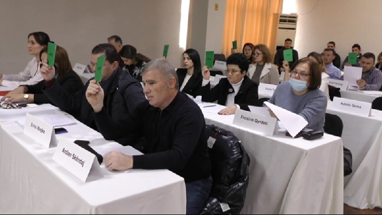 Leli i ‘bindet’ Ramës! Këshilli Bashkiak në Vlorë voton të taksohen bizneset, që të rritet buxheti i pastrimit