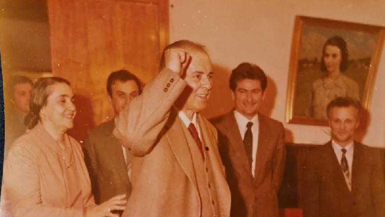 Sali Berisha e mohonte që ka takuar Enver Hoxhën, publikohet fotoja që e përgënjeshtron! Ish-kryeministri në shtëpinë e diktatorit
