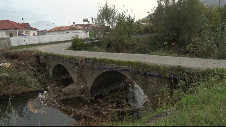 Ura e 'vdekjes' mbi lumin Gjadër pa barriera mbrojtëse, premtime politike por asnjë investim! Banorët për Report Tv: Një makinë ra duke shkuar për të marrë nusen