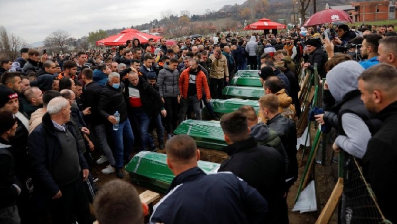 'Qante në shi, teksa varroste 10 familjarët e tij', Reuters sjell historinë e shqiptarit që humbi gjithë familjen në aksidentin tragjik të Bullgarisë! E shpëtoi rastësia