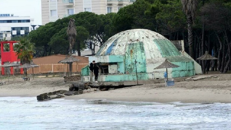 FOTO/ Bunkerët e Shqipërisë sërish në vëmendjen e mediave të huaja, agjencia franceze AFP: Po 'gllabërohen' nga deti teksa erozioni përparon në vijën bregdetare