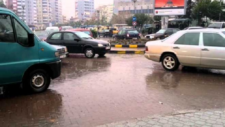 Reshje shiu në të gjithë qarkun e Elbasanit, inertet bllokojnë disa akse rrugore, fshatra pa energji 