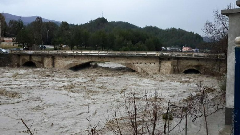 Reshjet e dendura të shiut, rruga Përmet-Tri Urat bllokohet nga rrëshqitja e dherave