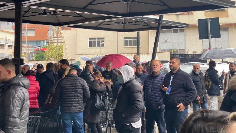 Shtyhet nisja e Kuvendit të Berishës, delegatët në radhë jashtë 'Air Albania'