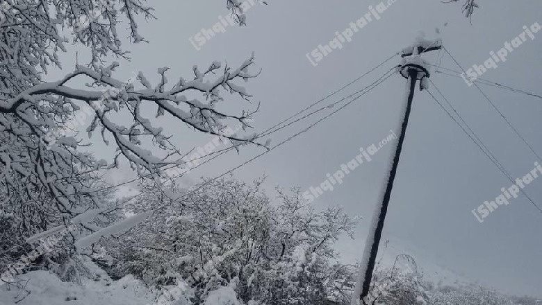 Moti i keq/ Prej 48 orësh dy njësi administrative në Pogradec pa energji elektrike, disa fshatra në Korçë pa drita