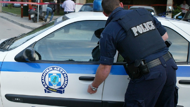 Greqi/ 49-vjeçari merr peng të ëmën dhe kërcënon se do e vrasë! Ndërhyn policia, efektivi plagoset me thikë