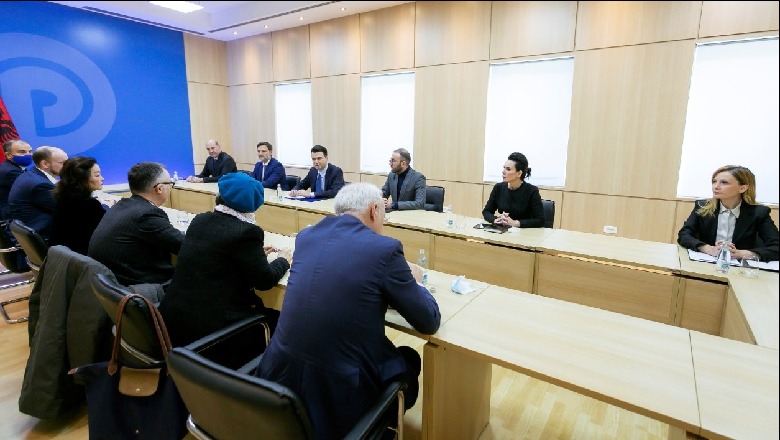 Del foto nga brenda takimit të Bashës me ambasadorët, çfarë po ndodh në selinë blu...detaji interesat nga takimi