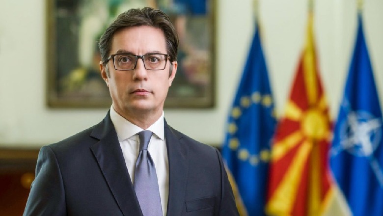 Presidenti i Maqedonisë së Veriut viziton Prishtinën, do të takohet me Vjosa Osmanin