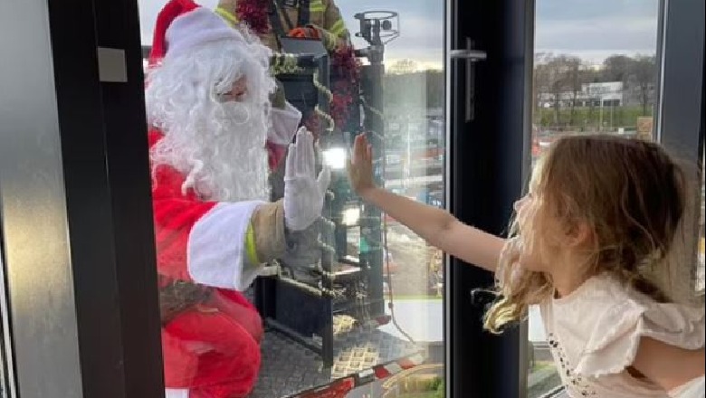 Pandemia nuk ndaloi babagjyshin, mori dhuratat dhe ‘fluturoi’ në një spital me fëmijë në Skoci (VIDEO)