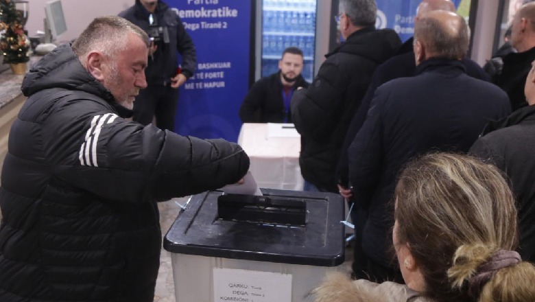 Referendumi i Berishës/ Probleme me listat, votojnë edhe pa e pasur emrin! Vokshi: Votuan rreth 44 mijë, 99% pro shkarkimit të Bashës  (VIDEO)