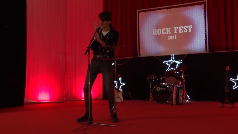 Tingujt e muzikës ‘Rock Fest’ kanë përfshirë disa shkolla të Lezhës, në një event të mbajtur në bashkëpunim me Bashkinë
