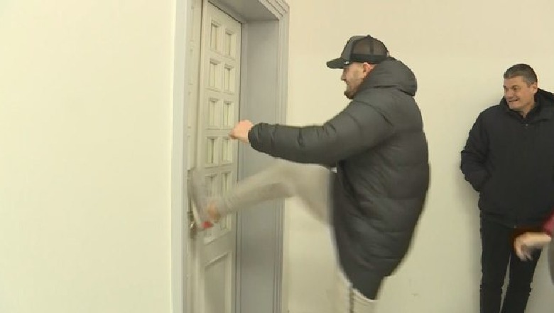 Berisha futet me dhunë në sallën e mbledhjeve në PD, përballet me 'surprizën' e pakëndshme, nxjerr mediat jashtë për ta rregulluar