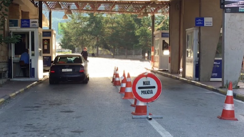 Lejuan të kalonte kufirin një shtetas në kërkim, arrestohen 2 oficerë të Kufirit në Kapshticë