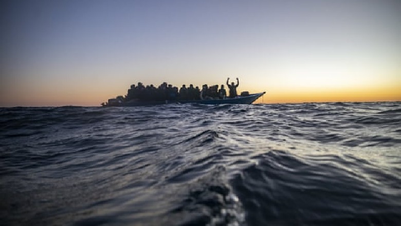 Mesdheu, ‘varreza pa gurë varresh’ dhjetra refugjatë besohet të kenë vdekur pasi një varkë u fundos në ujërat greke