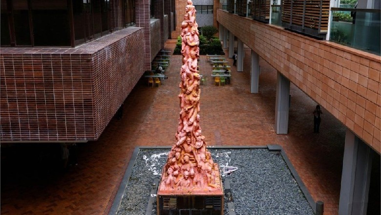 Një nga memorialet e pakta të mbetura për të përkujtuar masakrën ku u vranë qindra persona, autoritetet kineze heqin statujën e famshme