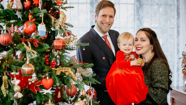 Të përqafuar dhe të buzëqeshur, Elia Zaharia dhe Princi Leka me vajzën në krah uruan besimtarët shqiptarë në prag të Krishtlindjes 