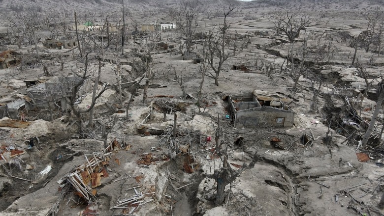 Pemët e copëtuara dhe shtëpitë gjysmë të varrosura në baltë pranë vullkanit Taal në Filipine