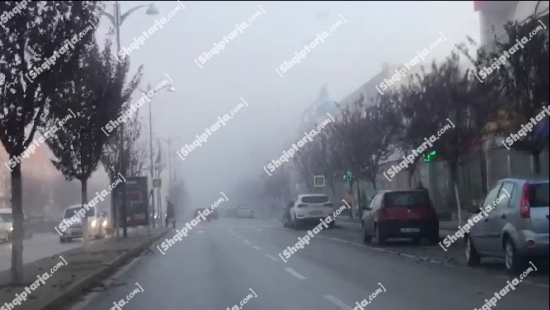 VIDEOLAJM/ Tirana , Fieri e Vlora zgjohen të mbuluara nga mjegulla