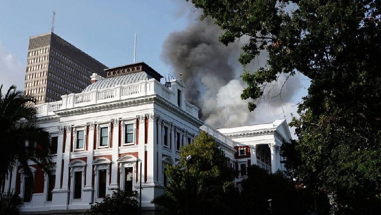 Zjarri përfshin ndërtesën e parlamentit në Afrikën e jugut, dhjetëra zjarrfikëse në vendngjarje, flakët jashtë kontrollit (VIDEO)