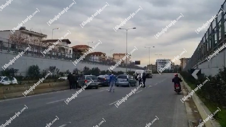 Aksident i katërfishtë pranë rrethrrotullimit të Selitës në Tiranë, plagoset pasagjerja