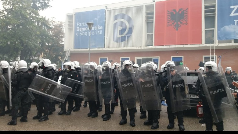 Protesta e dhunshme në PD, Policia e Shtetit thirrje Berishës: Përmbaji protestuesit! Një grup deputetësh kërkuan ndihmë, i rrezikohej jeta 