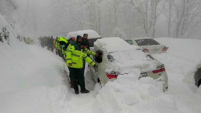 Dëborë 'vdekjeprurëse' në Pakistan! 21 të vdekur, mes tyre 10 fëmijë! 6 të ngrirë brenda në makinat e tyre (VIDEO)