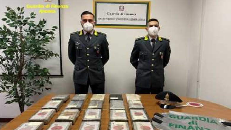 Tentoi të arratisej nga policia italiane me 21 kg kokainë me vete, arrestohet 36-vjeçari shqiptar! Vlera rreth 3 mln euro