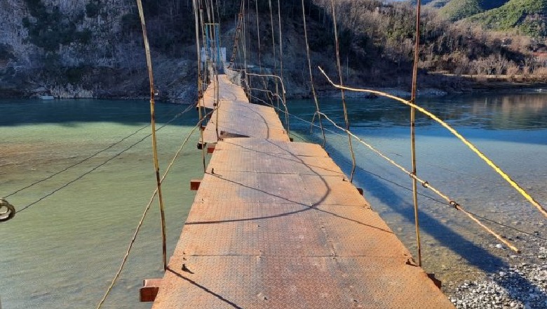 Ura në Skuraj e ndarë në 4 pjesë të një ‘puzzle’ që nuk ngjitet, nxënësit dhe banorët e zonës në Burrel rrezikojnë jetën çdo ditë 