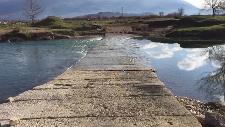 Lazarati në Gjirokastër, 1 vit pa urë! 4 mijë banorë të ndarë nga 2 lumenj me tokat e tyre: U mbytën 2 elektricistë